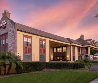 Best Western Plus Raffles Inn & Suites