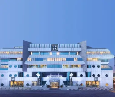 Leva Hotel and Suites, Opposite Downtown
