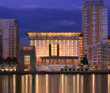 Canary Riverside Plaza Hotel